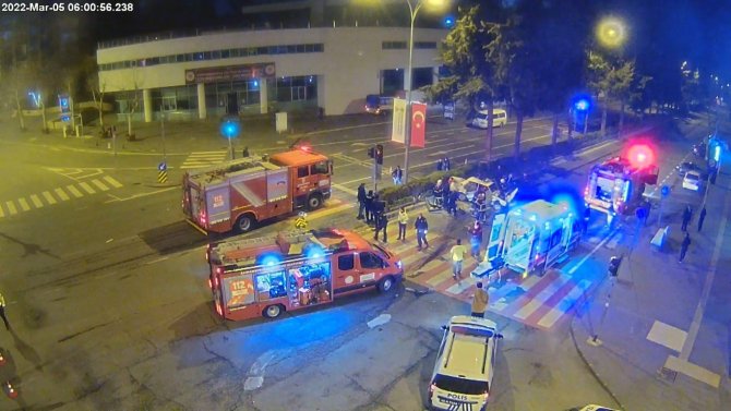 Kamyonetle Çarpışan Otomobil Alev Aldı: 1 Ölü, 4 Yaralı