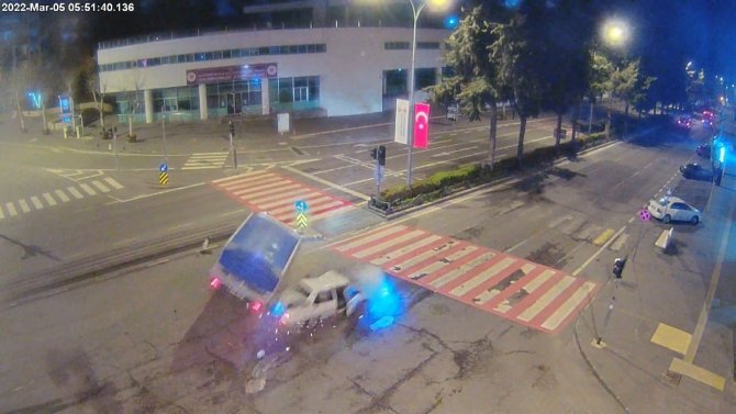 Kamyonetle Çarpışan Otomobil Alev Aldı: 1 Ölü, 4 Yaralı