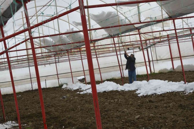 Burdur’da Karın Ağırlığına Dayanamayan Seralar Çöktü