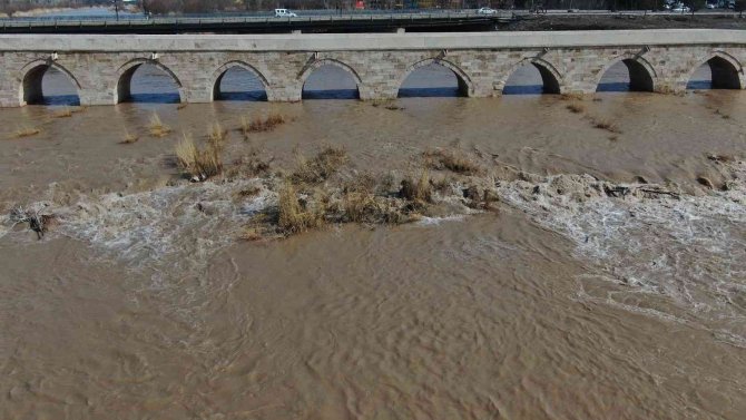 Kızılırmak’taki Yüksek Debi Endişeyi Umuda Dönüştürdü