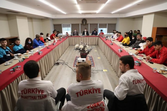 Başkan Gökhan Yüksel Ödüllü Sporcularla Bir Araya Geldi