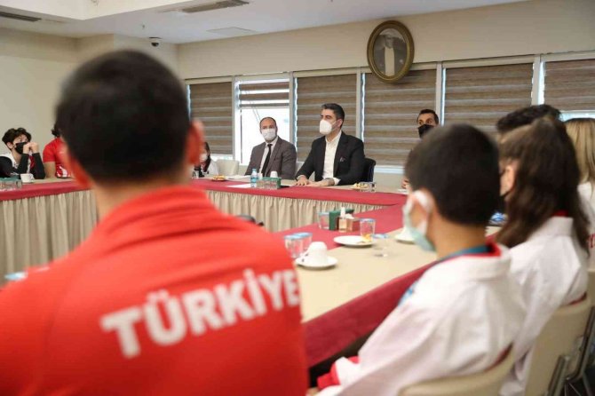 Başkan Gökhan Yüksel Ödüllü Sporcularla Bir Araya Geldi