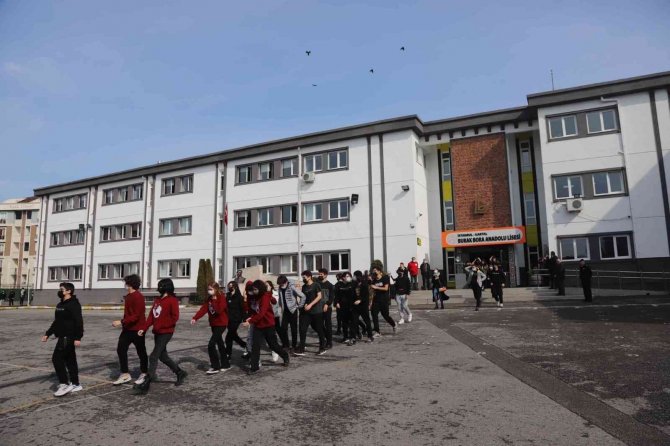 Kartal’daki Okullarda Gerçeğini Aratmayan Deprem Tatbikatı Yapıldı