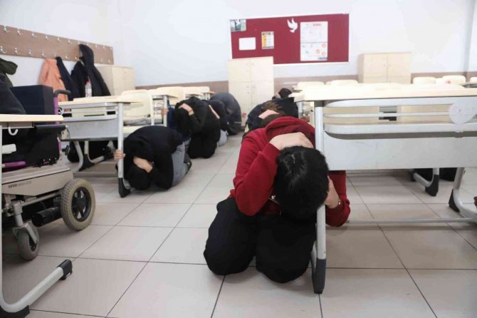 Kartal’daki Okullarda Gerçeğini Aratmayan Deprem Tatbikatı Yapıldı