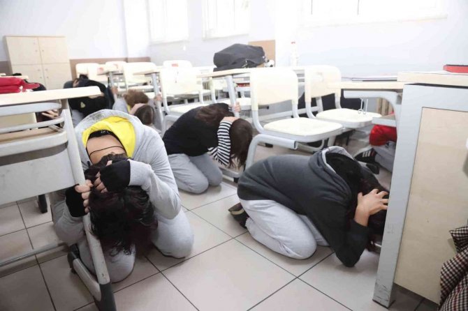 Kartal’daki Okullarda Gerçeğini Aratmayan Deprem Tatbikatı Yapıldı