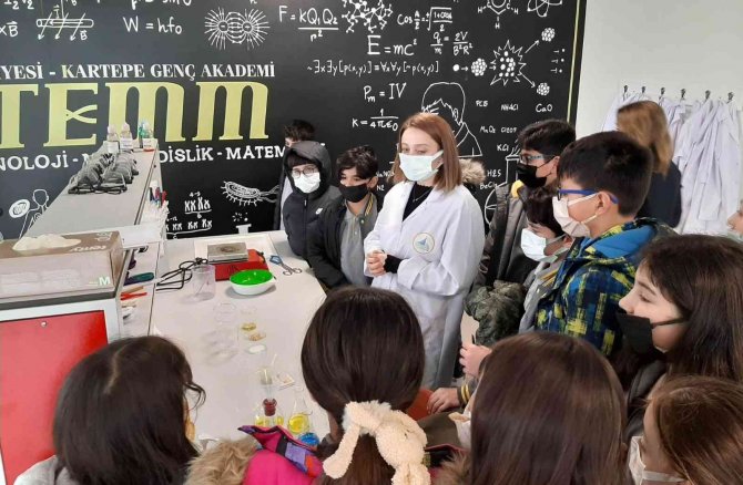 Öğrenciler Atölyelerde Hem Öğreniyor Hem Eğleniyor