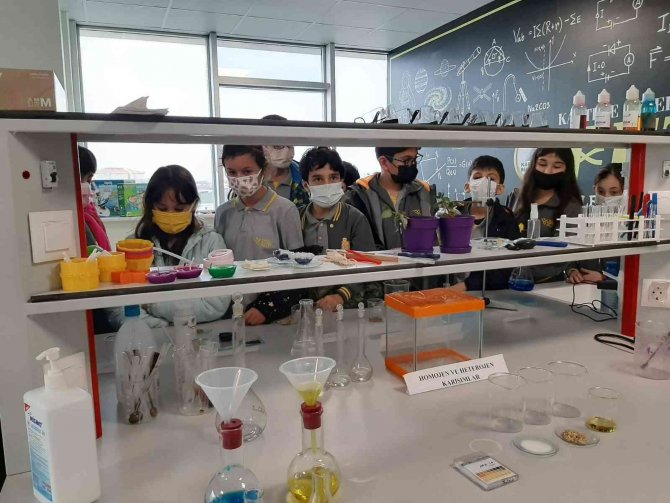 Öğrenciler Atölyelerde Hem Öğreniyor Hem Eğleniyor