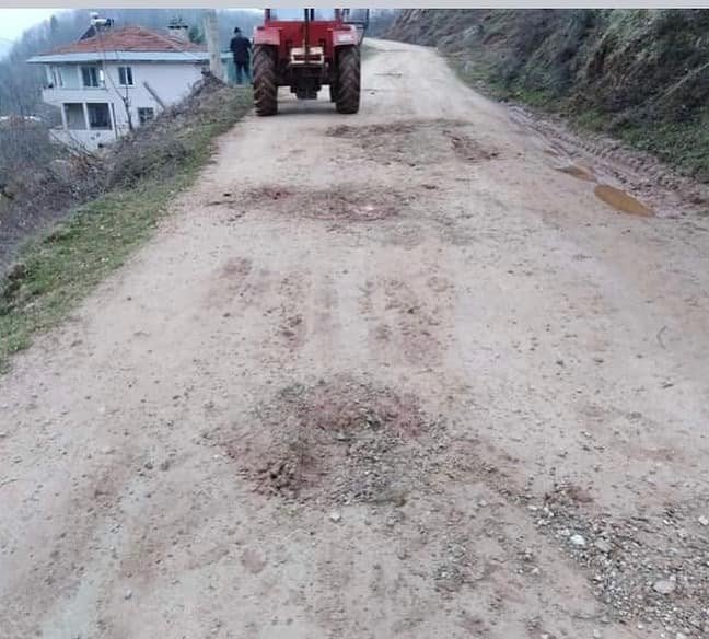 Kar Sularının Bozduğu Yollarını Kendi İmkanlarıyla Düzelttiler