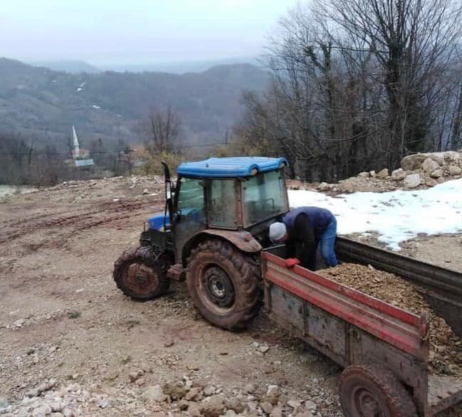 Kar Sularının Bozduğu Yollarını Kendi İmkanlarıyla Düzelttiler
