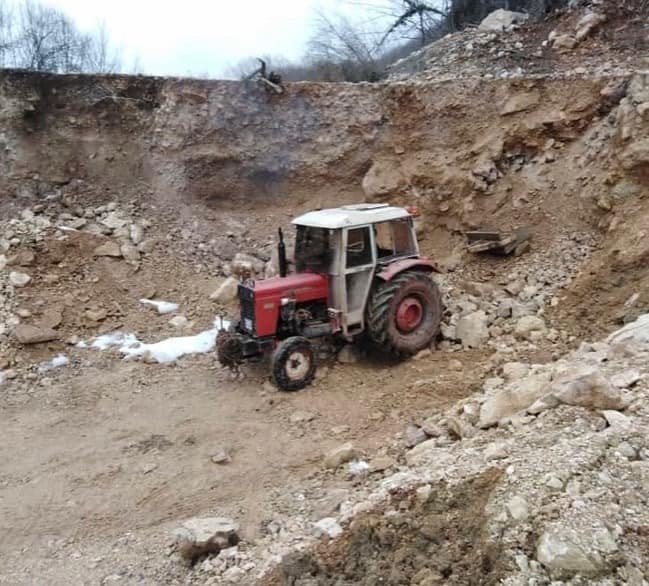 Kar Sularının Bozduğu Yollarını Kendi İmkanlarıyla Düzelttiler