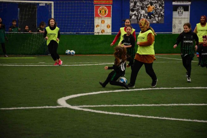 Anneler, Futbolcu Kızları İçin Yeşil Sahada Ter Döktü