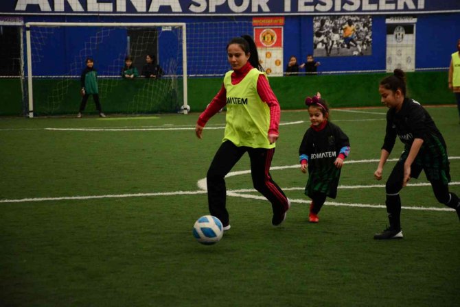 Anneler, Futbolcu Kızları İçin Yeşil Sahada Ter Döktü