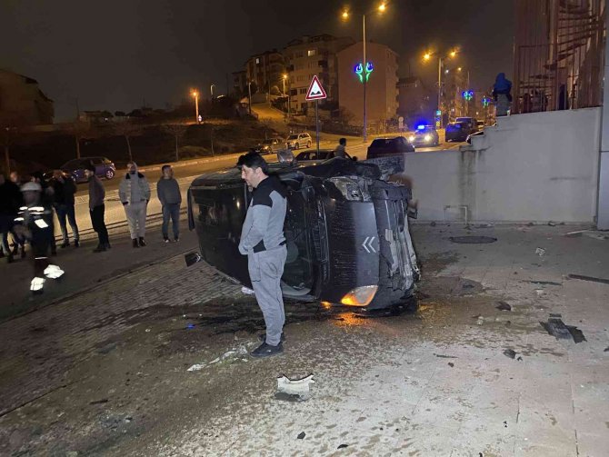 Park Halindeki Otomobile Çarpan Hafif Ticari Araç Takla Attı