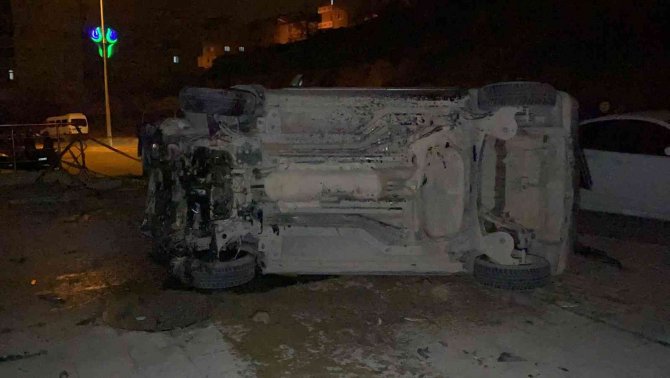 Park Halindeki Otomobile Çarpan Hafif Ticari Araç Takla Attı