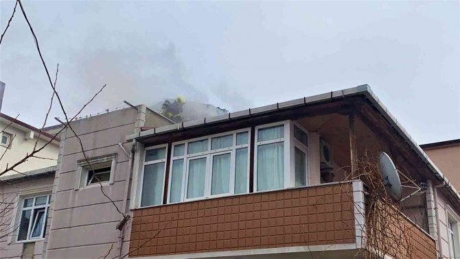 Binanın Çatısı Alevlere Teslim Oldu, 3 Kişi Dumandan Etkilendi