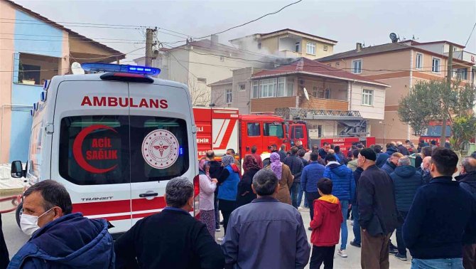 Binanın Çatısı Alevlere Teslim Oldu, 3 Kişi Dumandan Etkilendi