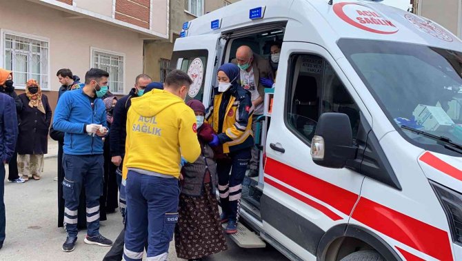 Binanın Çatısı Alevlere Teslim Oldu, 3 Kişi Dumandan Etkilendi