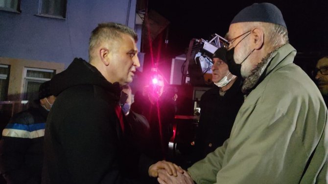 Alevlere Teslim Olan Evinin Söndürme Çalışmalarını Gözyaşlarıyla İzledi