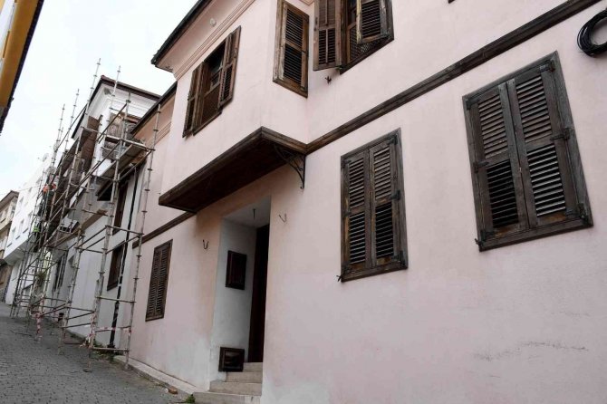 Kuşadası’nın İki Tarihi Evi Kültür Ve Sanat Merkezine Dönüşüyor