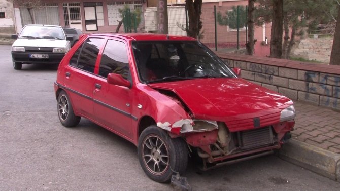 Maltepe’de Virajı Alamayan Kadın Sürücü Market Önündeki Otomobile Çarptı