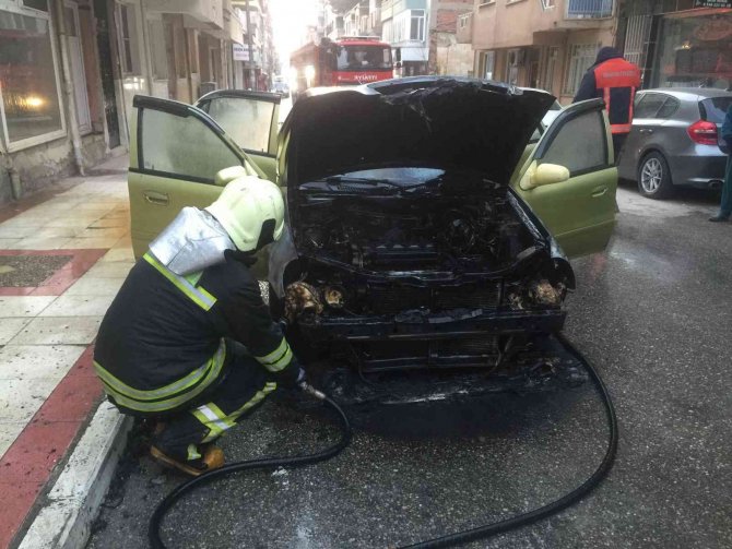 Hareket Halindeki Otomobil Alev Aldı