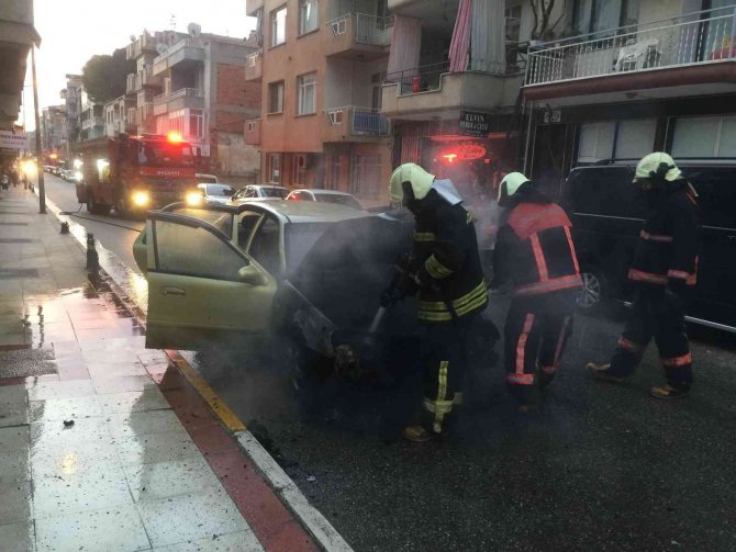 Hareket Halindeki Otomobil Alev Aldı