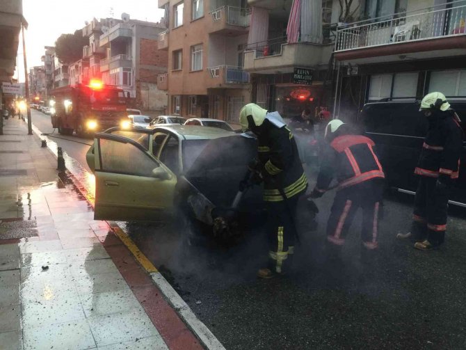 Hareket Halindeki Otomobil Alev Aldı