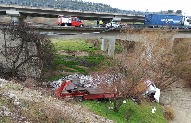 Kontrolden Çıkan Tır Gediz Nehri’ne Uçtu: 1 Yaralı