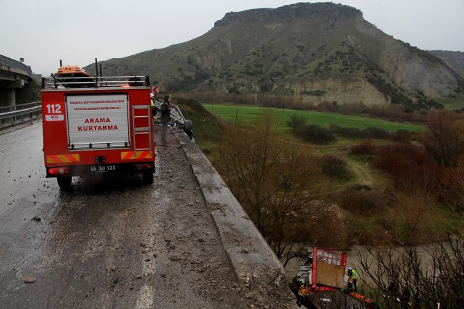 Kontrolden Çıkan Tır Gediz Nehri’ne Uçtu: 1 Yaralı
