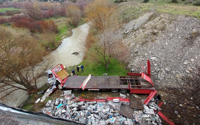 Kontrolden Çıkan Tır Gediz Nehri’ne Uçtu: 1 Yaralı