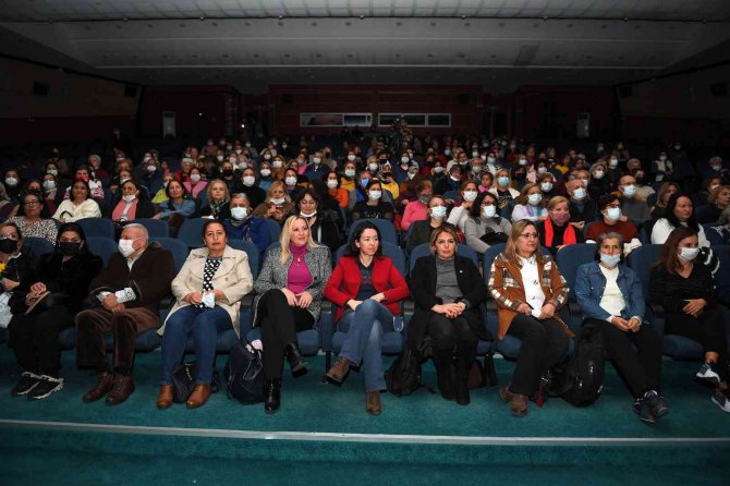‘Sardunla Kokan Kadınlar’ Oyunu Mersinlilerle Buluştu