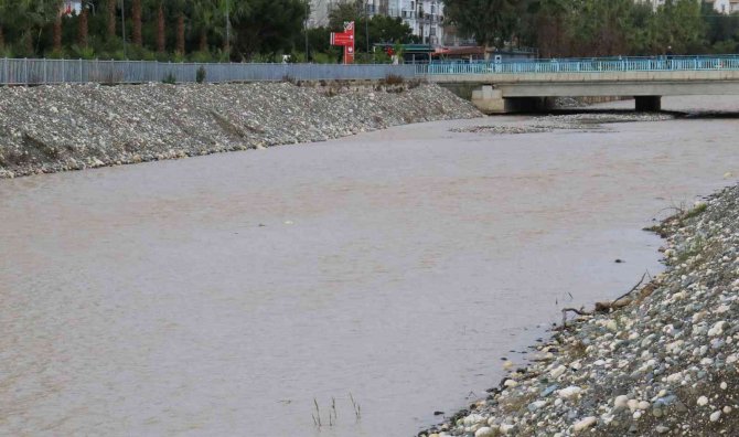 Mersin’de Dere Suyu, Denizin Rengini Kahverengiye Dönüştürdü