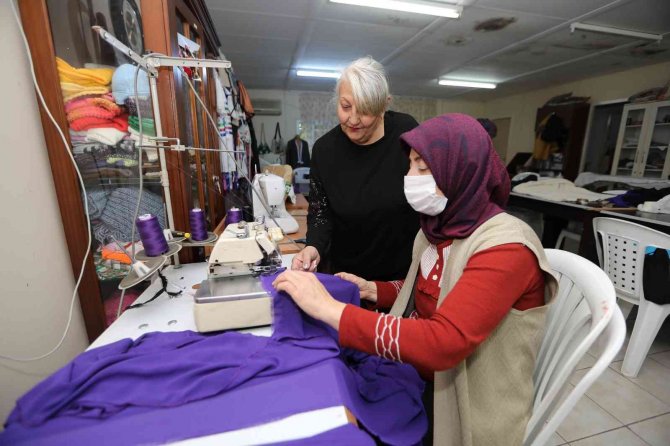 Gönüllü Kadınlar 8 Mart İçin Dikiyor