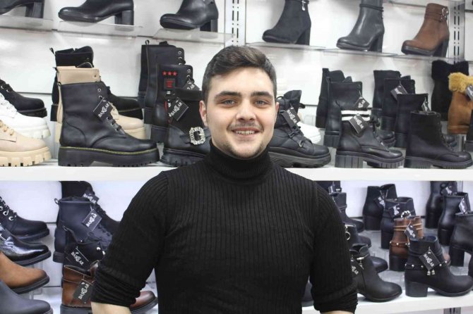 Yeni Sezon İçin Birçok Esnaf Kışlık Ürünlerde İndirim Yapmaya Devam Ediyor