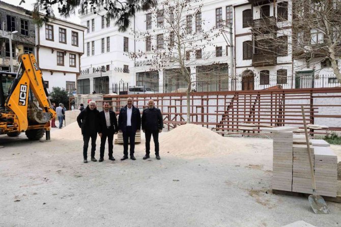 Taş Mektep Avlusuna Kavuşuyor