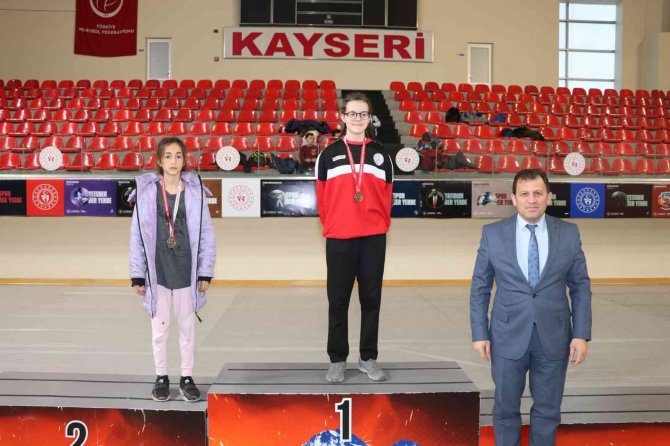 Okullar Arası Yıldız Güreş Müsabakaları Tamamlandı