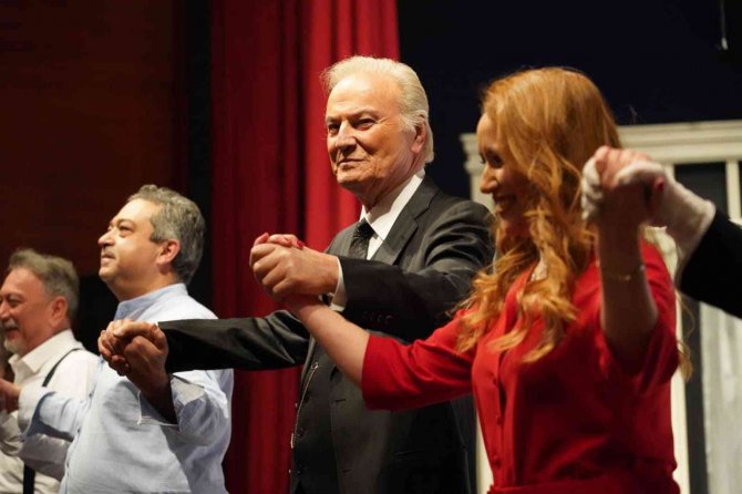 ’On Kişiydiler’ Tiyatro Oyunu Ayakta Alkışlandı