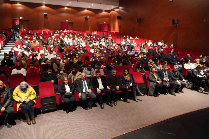 ’On Kişiydiler’ Tiyatro Oyunu Ayakta Alkışlandı