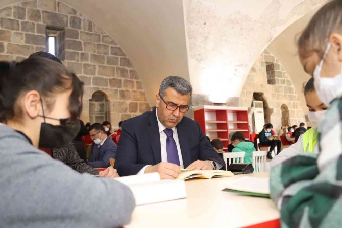 Payas Belediye Başkanı Altan, Vatandaşlarla Kitap Okuma Etkinliğinde Buluştu