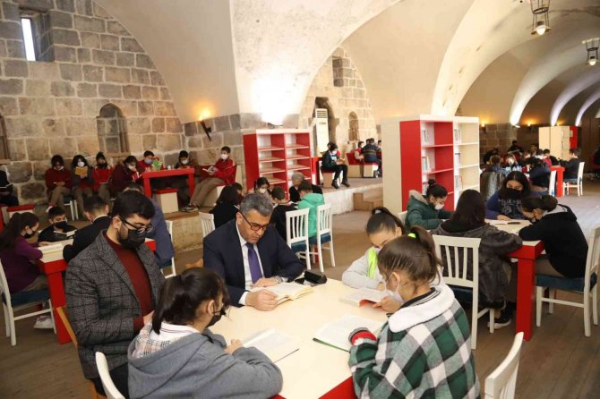 Payas Belediye Başkanı Altan, Vatandaşlarla Kitap Okuma Etkinliğinde Buluştu