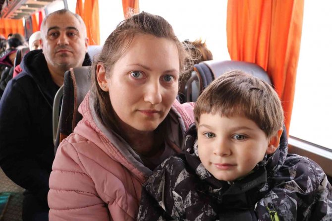 Rus Saldırısından Kaçan Ukraynalı Vatandaşların Türkiye’ye Tahliyesi Devam Ediyor
