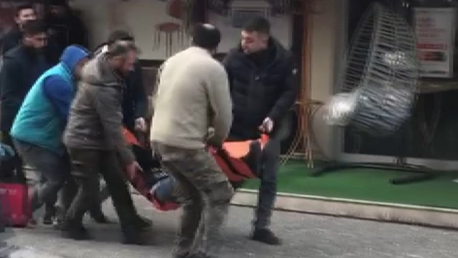 Mobilya Üretim Mağazası Yandı: 2 Kişi Dumandan Etkilendi