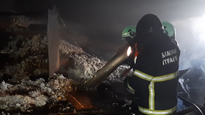 Mobilya Üretim Mağazası Yandı: 2 Kişi Dumandan Etkilendi