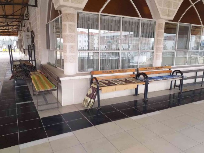 Sincan Belediyesi Camilerdeki Bankları Yeniliyor