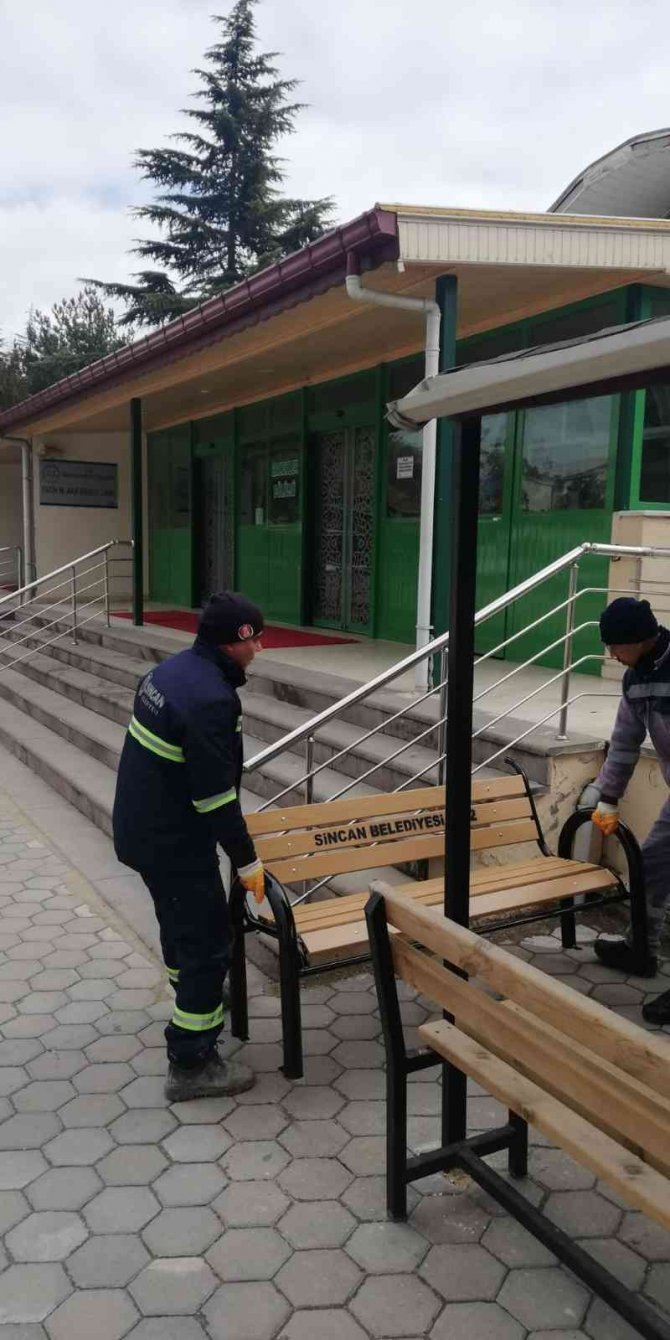 Sincan Belediyesi Camilerdeki Bankları Yeniliyor