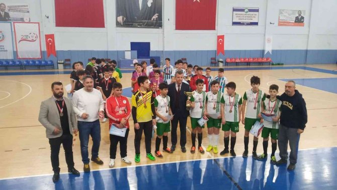 Futsal Müsabakalarında Sinop Toki̇ Şehit Fatih Erer Ortaokulu Birinci Oldu