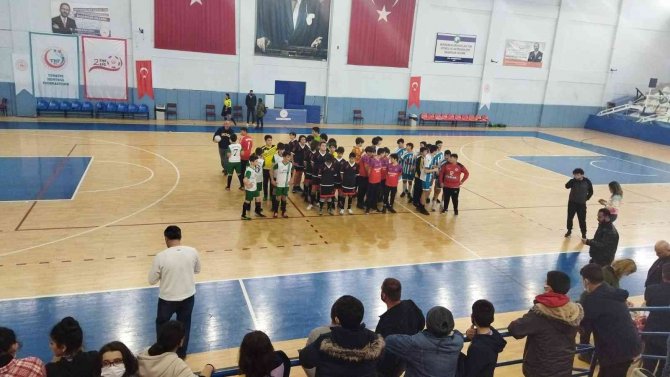 Futsal Müsabakalarında Sinop Toki̇ Şehit Fatih Erer Ortaokulu Birinci Oldu