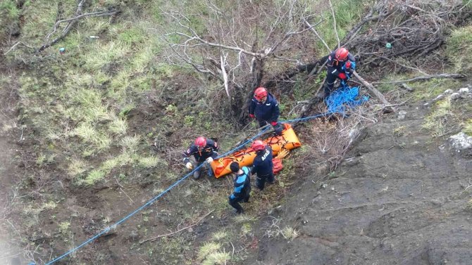 Sinop’ta Kayalıklarda Bulunan Ceset Bulunduğu Yerden Afad Ekiplerince Alındı