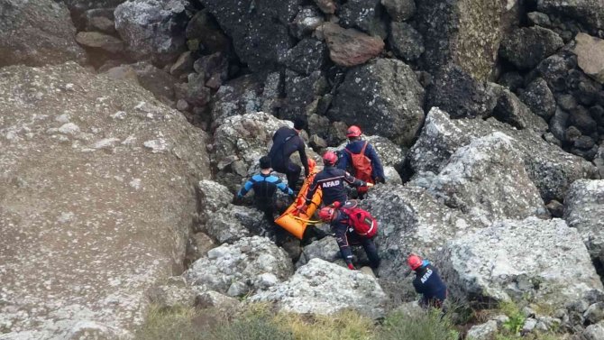 Sinop’ta Kayalıklarda Bulunan Ceset Bulunduğu Yerden Afad Ekiplerince Alındı
