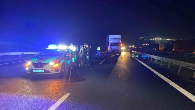 Otoyolda Kamyon İle Otomobil Çarpıştı: 2’si Çocuk 3 Kişi Yaralandı